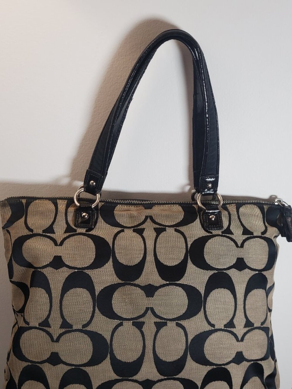 21. Coach Signature Logo Medium Tote Black/Beige Zip Top Patent Trim Pockets - Picture 5 of 12